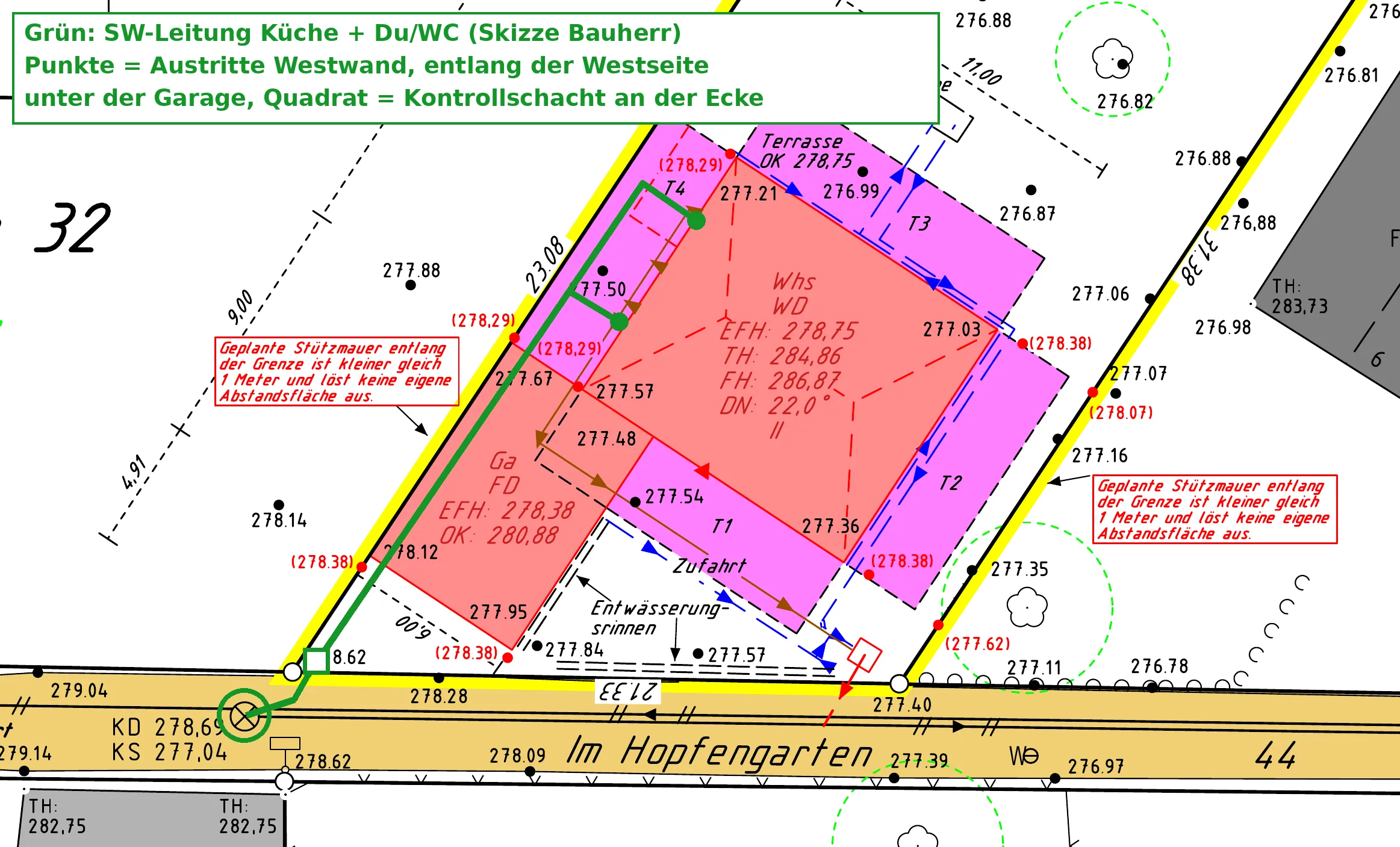 Ausschnitt aus dem Lageplan: Grün eingezeichnet die Schmutzwasserleitung von Küche und Du/WC, die an der Westwand austritt, an der Westseite entlang und unter der Garage zum Kontrollschacht an der Grundstücksecke läuft und von dort in den Schacht in der Straße